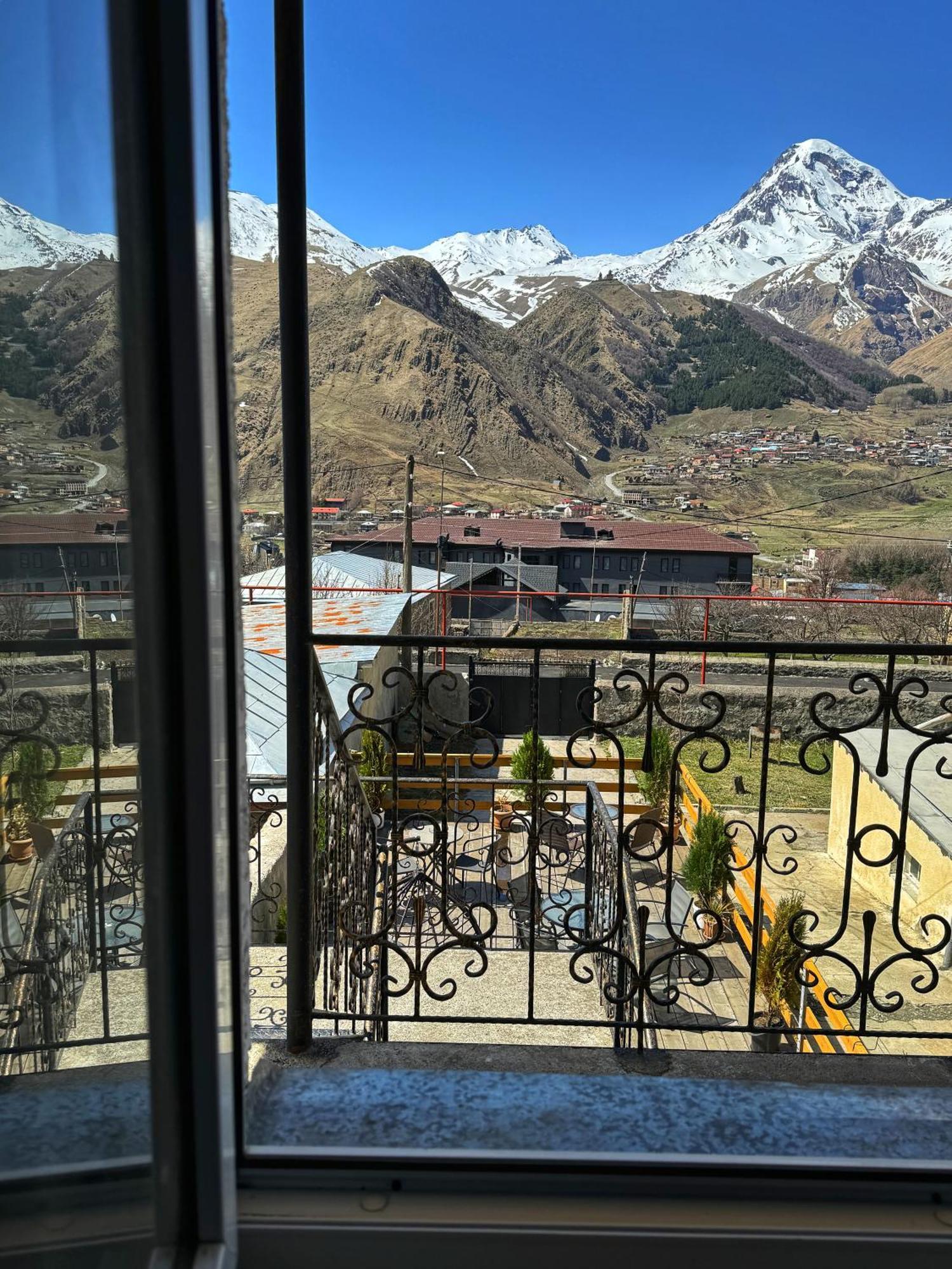 Hotel Elia Kazbegi Екстериор снимка