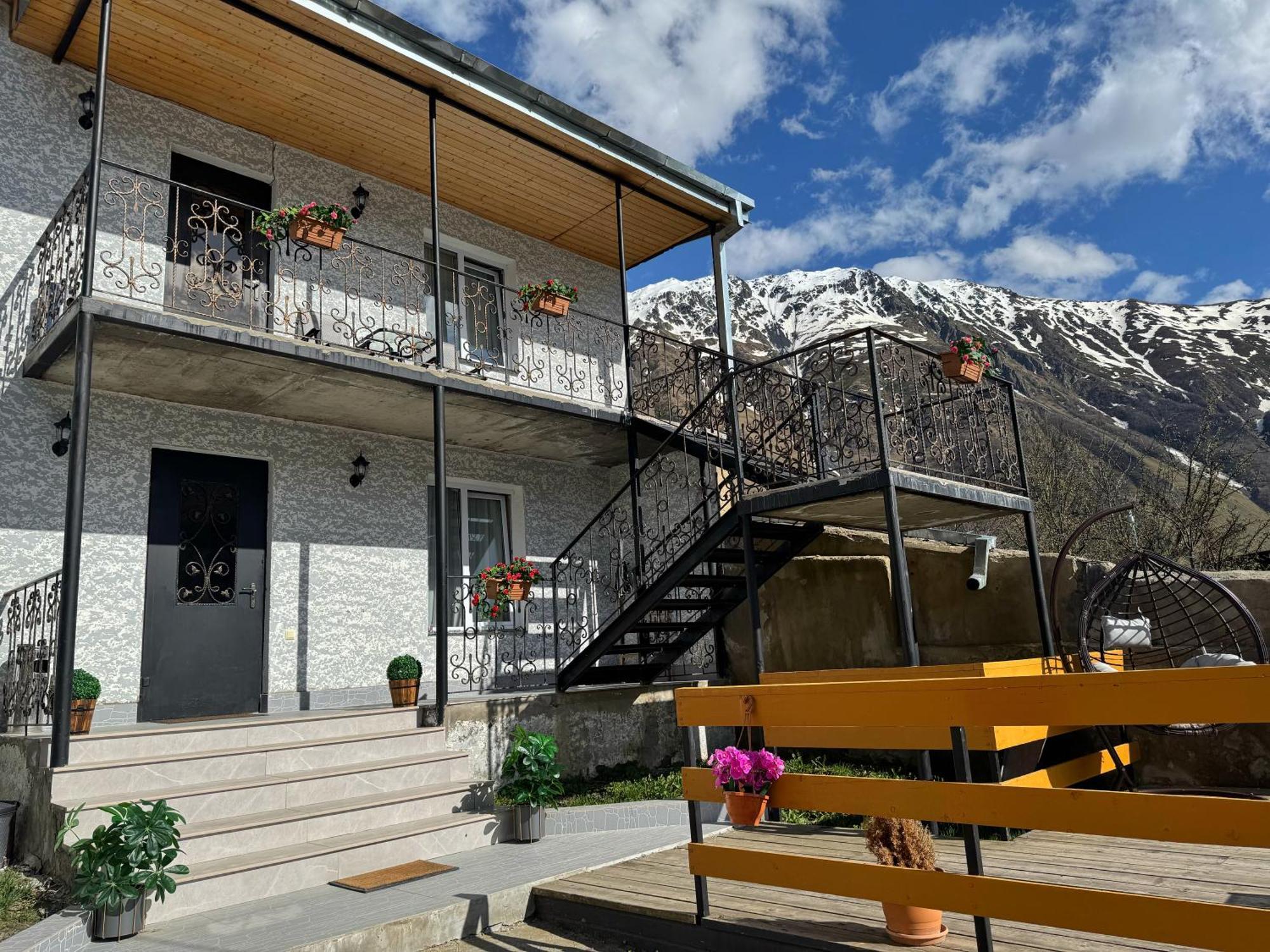 Hotel Elia Kazbegi Екстериор снимка